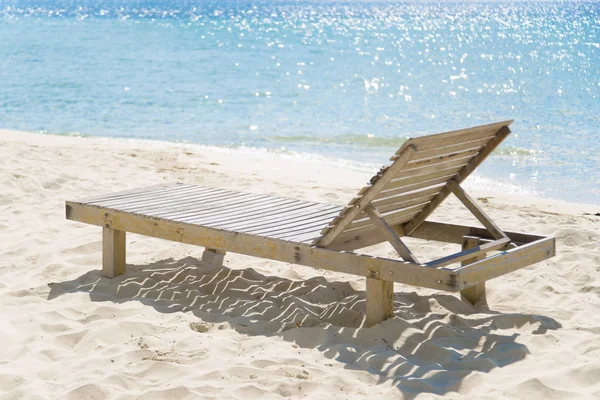 Kursi sederhana di pantai dengan latar belakang bokeh — Stok Foto