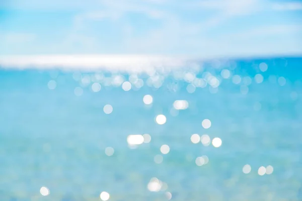 Shell na písku na pláži a modrá obloha a bokeh moře. — Stock fotografie
