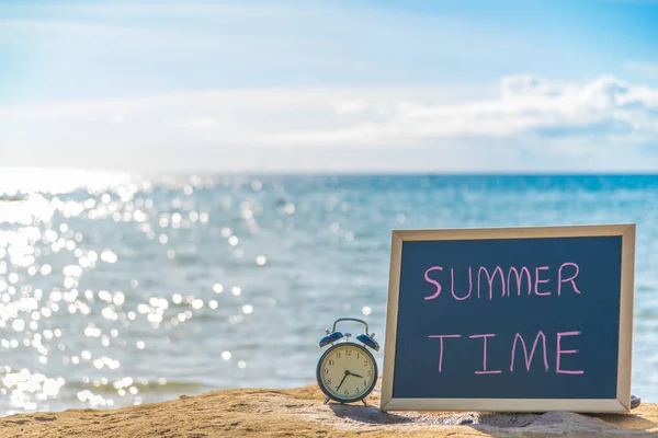 Sommerzeit auf Tafel am tropischen Strand — Stockfoto