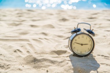 tropikal mavi deniz kum plajı üzerinde eski retro saat bulanık 