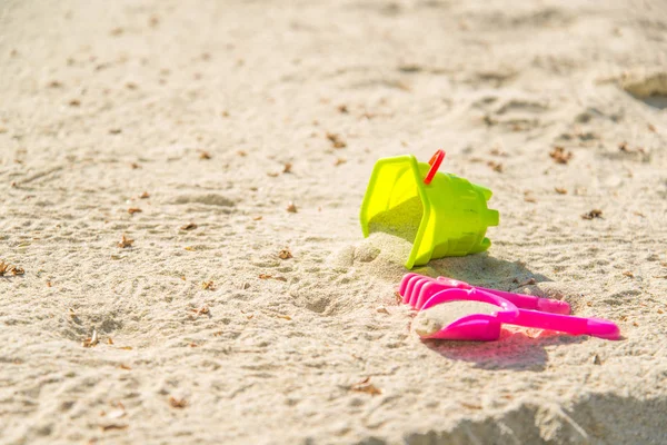 Dětské plážové hračky - kbelíky, rýč a lopatu písku na procházk — Stock fotografie