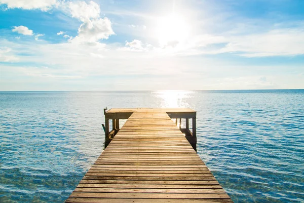 ahşap köprü özgürlük ve denizde Tayland'dan rahatla