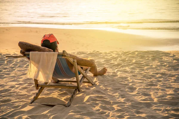 Čas západu slunce a muž v klobouku, na dovolené. — Stock fotografie