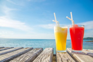 Renkli suyu, plajda içecek