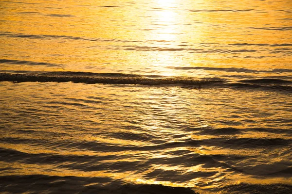 Текстура золотого моря, фон текстуры золотой волны — стоковое фото
