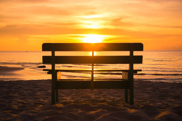 Rozmazané Sillouete židle a krásný západ slunce — Stock fotografie