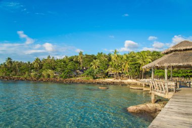 şeffaf deniz mavi gökyüzü ve ahşap köşk