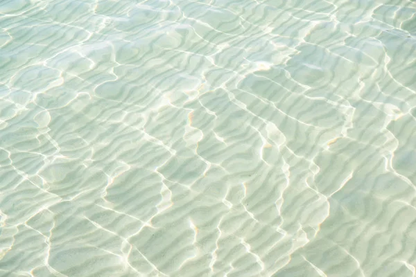 Jasné, transparentní mořské vody, Thajsko beach, přírodní mořské zpět — Stock fotografie