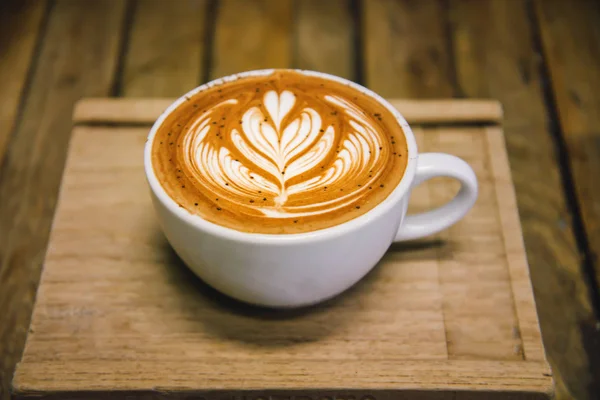 Taza de arte latte de café capuchino en estilo retro . — Foto de Stock