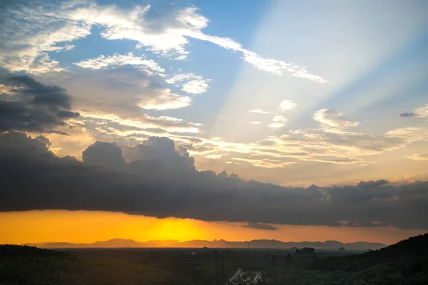 Sonnenlicht und Sonnenstrahl über dem Berg bei Sonnenuntergang — Stockfoto