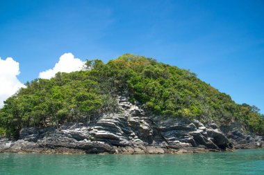 Gözleme rock ve şeffaf deniz ile basit Adası
