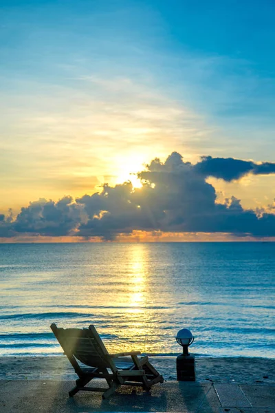Holzstuhl am Strand und Meer bei Sonnenuntergang — Stockfoto