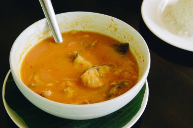 Turuncu-Curry, Krachan som Tayland yemeğidir