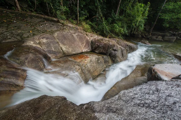 Cascada desde la vista superior en el bosque —  Fotos de Stock