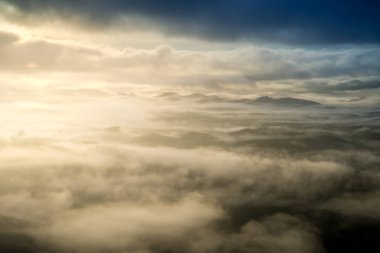 Sis gündoğumu dağ ve orman