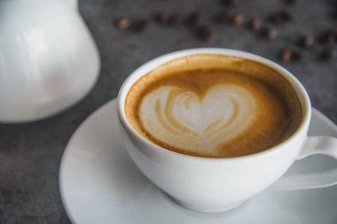 Çatı katında kahve ve kahve çekirdeği..