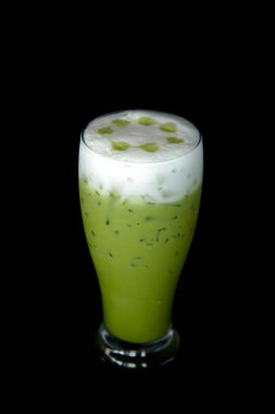 Siyah üzerine yeşil çay ve köpük sanatı.