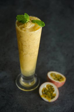 Çatı katında tutkulu meyve suyu ve tutku meyvesi