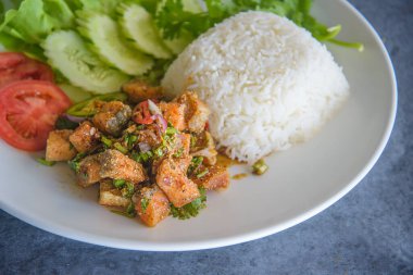 Larb somon pilav, baharatlı somon Tayland yemeği.