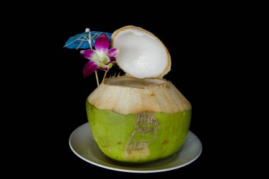 Siyah arkaplanda hindistan cevizi suyu.