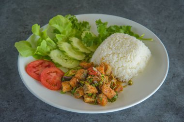 Baharatlı somon pilavı ve sebze.