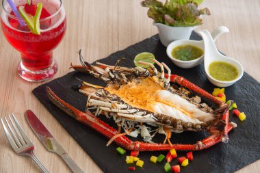 Izgara ıstakoz ve az pişmiş tabak..