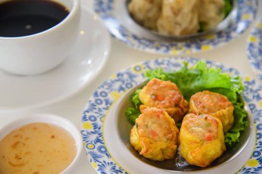 Kızarmış hamur köftesi geleneksel Çin yemekleri kıt ve kahvaltı olarak kahve.