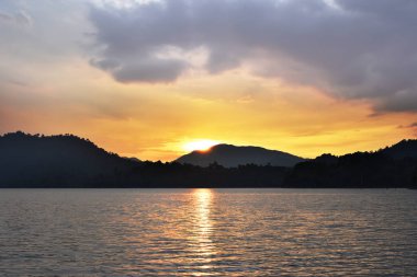 Güneşin doğuşunu Mountain Chiang Mai Tayland