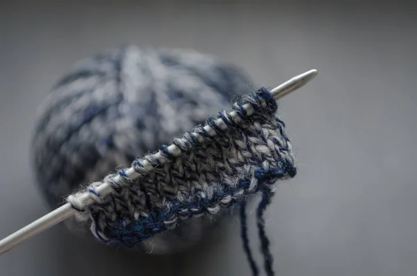 メランジュ ウール糸と編み針で編みパターン — ストック写真