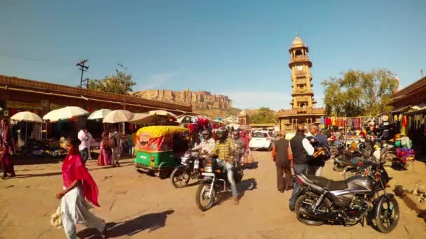 Hodiny Věž Náměstí Mnoho Lidí Prodat Koupit Mehrangarh Pevnost Vlajkou — Stock video