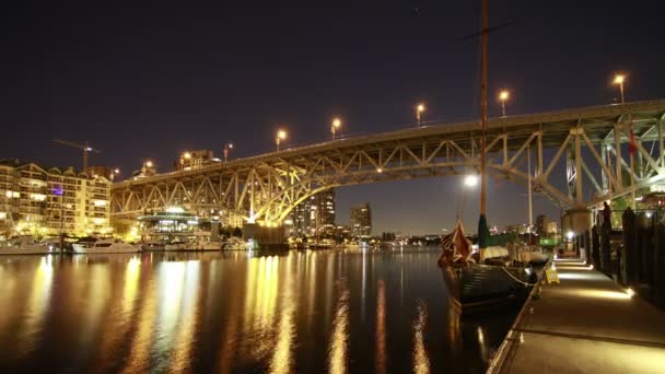 Временной отрыв лодки, движущейся по Гранвиллскому мосту — стоковое видео