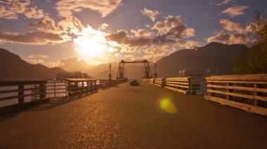 Porteau Cove, Bc, Kanada Dock. Bir bulutlu ve güneşli öğleden sonra vurdu