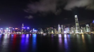 Lazer ışık gösterisi Hong Kong Victoria Limanı itmek