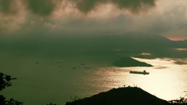 太陽と雲の背景を持つボート タイムラプス — ストック動画