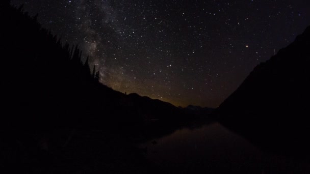 Млечный путь, движущийся над озером Даффи, Британская Колумбия, Канада — стоковое видео