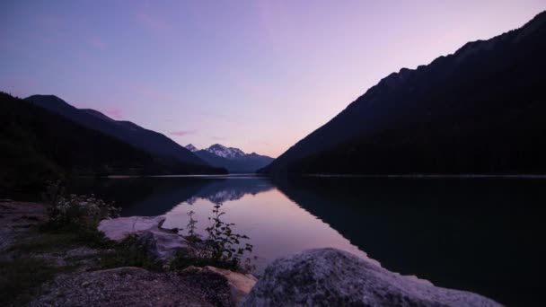 Motion Dolly Zeitraffer-Aufnahme des Sonnenuntergangs am Duffey Lake — Stockvideo