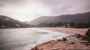 Zaman atlamalı bulutlu öğleden sonra kumsalda