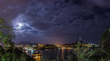 Zaman atlamalı bulutlu gece Stanley Bay Hong Kong'da yükselen moon ile