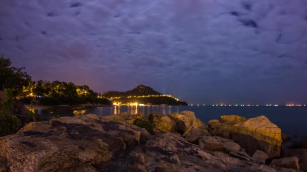 时间流逝的由岩石在香港多云的夜晚. — 图库视频影像