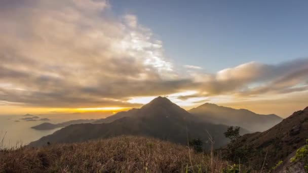 Time Lapse of Cloudy Sunset at Lantau Peak em Hong Kong . — Vídeo de Stock