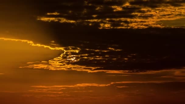 Zeitraffer des Sonnenaufgangs hinter Wolken mit Lichtstrahlen. — Stockvideo