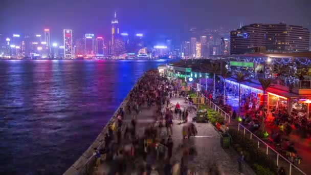 Hong Kong December 2012 - människor promenader vid havet i Tsim Sha Tsui, Hong Kong. — Stockvideo