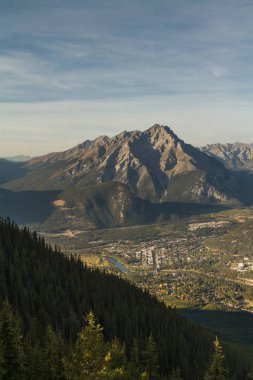 Banff Alberta, Kanada ile Cascade dağ içinde belgili tanımlık geçmiş gün boyunca