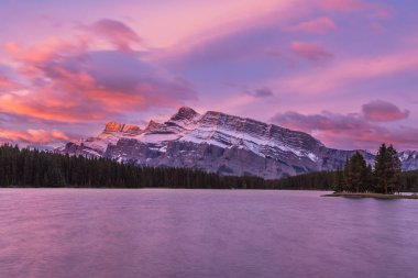 Mount Rundle anını gündoğumu