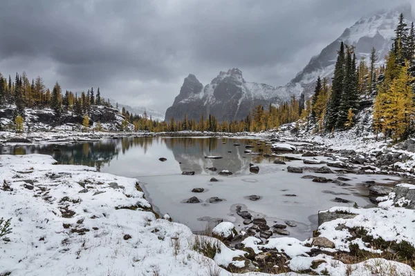 Wiwaxy tepeler ve karlı ve bulutlu bir gün gölde art arda sıralı