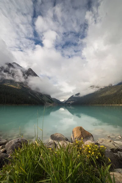 Lago Louise en el Parque Nacional Banff, Alberta, Canadá en una mañana nublada (vertical ) — Foto de Stock