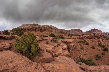 Fırtına bulutları dağların Capitol resif Milli Parkı'nda yukarıda