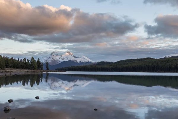 Maligne dağ ve Maligne Gölü Jasper National Park, Alberta, Kanada