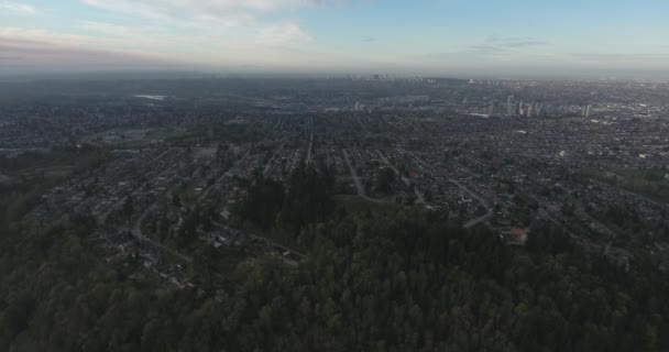 Luchtfoto van woonwijk boven op een heuvel — Stockvideo