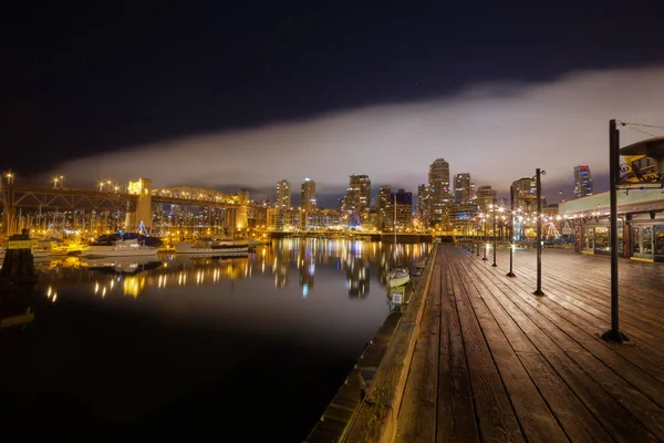 VANCOUVER, CANADA OUTUBRO 2013 - Ponte Burrard pelas pranchas do cais na ilha de Granville, Vancouver — Fotografia de Stock